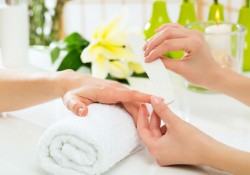 Avant la pose du vernis, une bonne manucure est importante pour préparer vos ongles.