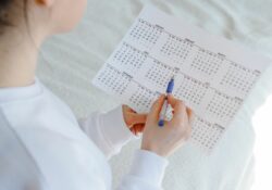 Femme stylo calendrier