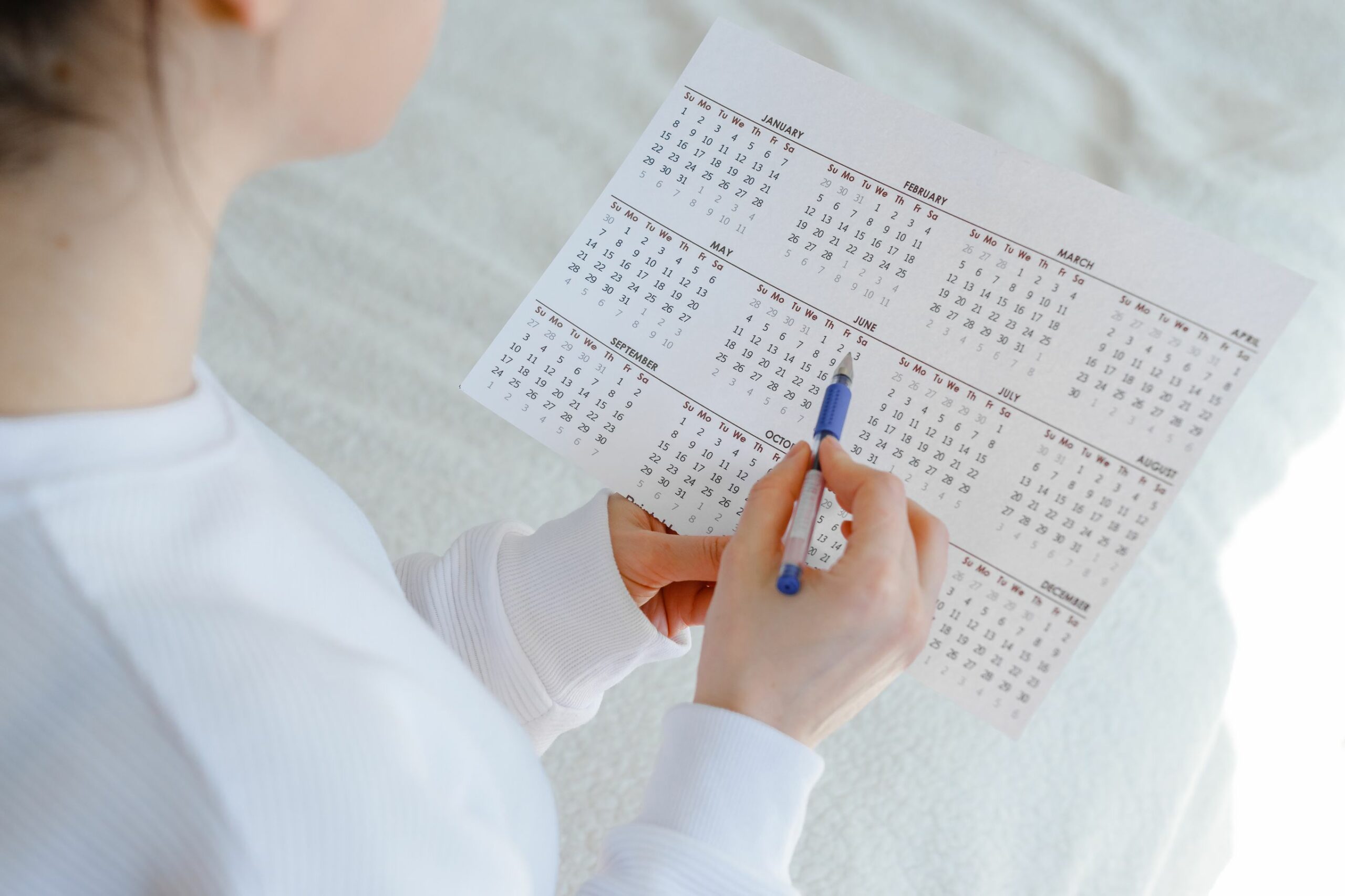 Femme stylo calendrier